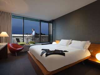 Отель D Hotel Дроэда Номер с кроватью размера «king-size» и балконом-1
